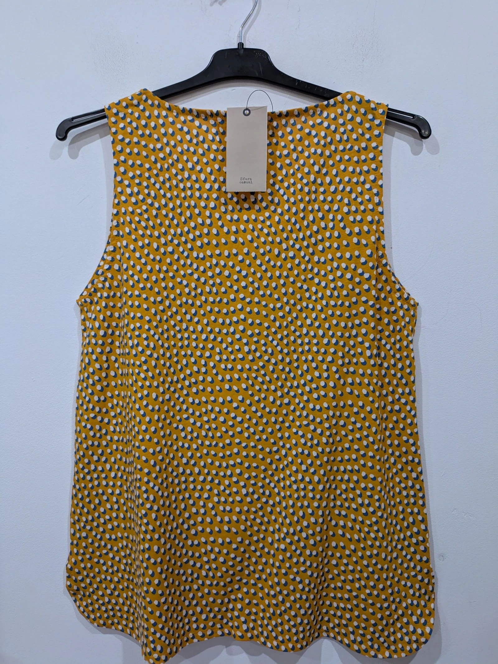 Top sin mangas amarillo mostaza con estampado de lunares. Talla L de Sfera  – photo 5